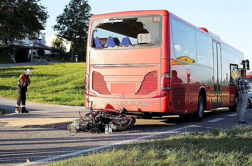 Das Motorrad ist nur noch ein Wrack. Der 40-jährige Fahrer musste mit dem Rettungshubschrauber ins Klinikum Traunstein geflogen werden. Die Bilder vom Unfall aus Rabenden.