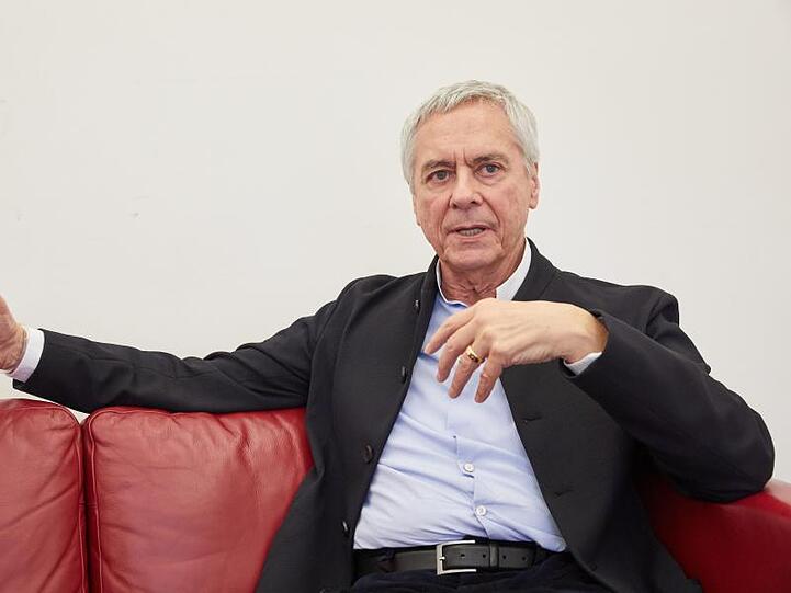 John Neumeier lobt das Krisenmanagement der Kanzlerin in der Corona-Pandemie.