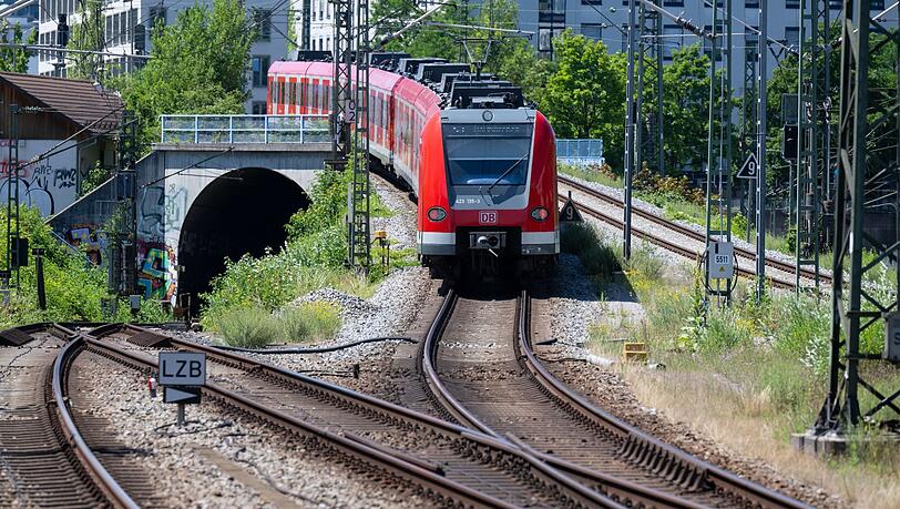 Eine S-Bahn verlässt den Ostbahnhof.