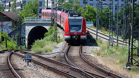 Eine S-Bahn verlässt den Ostbahnhof.