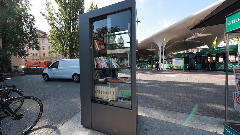 Der neue Schwabinger Bücherschrank steht an der Münchner Freiheit, direkt neben dem Busbahnhof. Hier darf jeder Lesestoff herausnehmen oder hineinlegen. Und Kunst gibt es auf der Rückseite auch zu sehen.