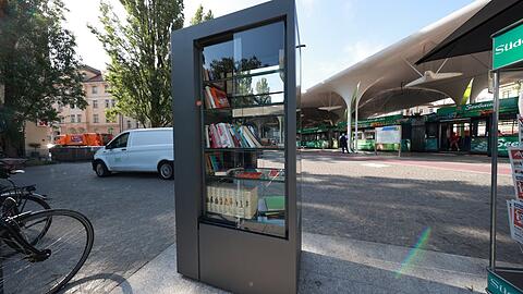 Der neue Schwabinger Bücherschrank steht an der Münchner Freiheit, direkt neben dem Busbahnhof. Hier darf jeder Lesestoff herausnehmen oder hineinlegen. Und Kunst gibt es auf der Rückseite auch zu sehen.