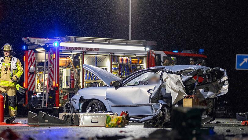Zwei Menschen starben bei dem Unfall auf der A59.