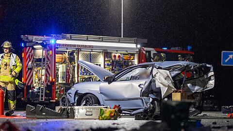 Zwei Menschen starben bei dem Unfall auf der A59.