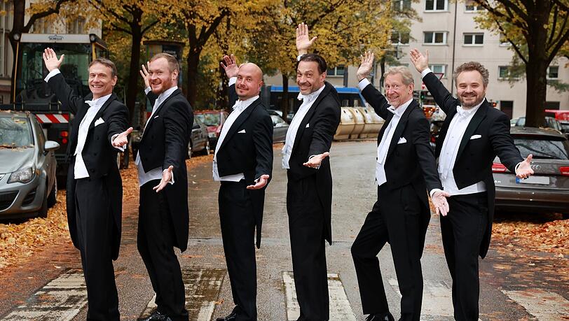 Was die Beatles konnten, können die Munich Harmonists schon lange: Spalierstehen auf einem Zebrastreifen. Nicht in Liverpool, sondern in Neuhausen.