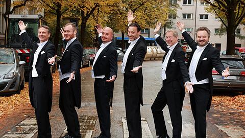 Was die Beatles konnten, können die Munich Harmonists schon lange: Spalierstehen auf einem Zebrastreifen. Nicht in Liverpool, sondern in Neuhausen.