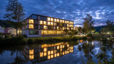 "Das Altm&uuml;hltal" liegt am Flussufer, nur wenige Schritte von der Eichst&auml;tter Altstadt entfernt.