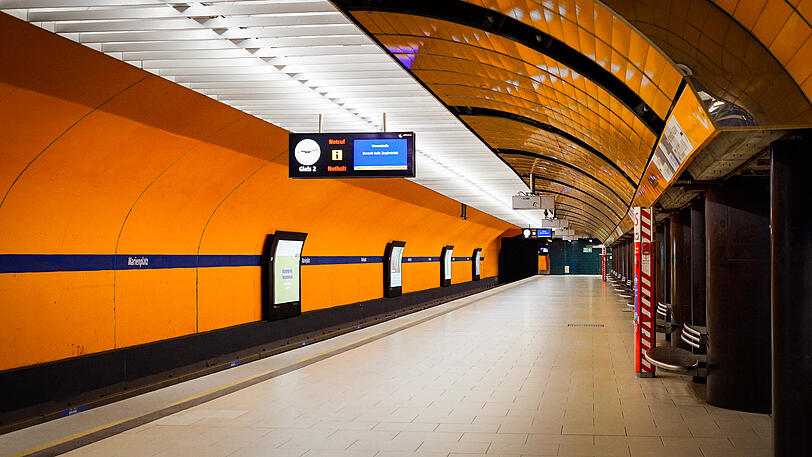 Die U-Bahnhöfe sind am Montag menschenleer Die U-Bahnhöfe sind am Montag menschenleer