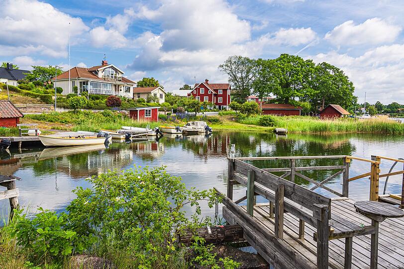 Småland verkörpert all das, was viele mit einem perfekten skandinavischen Sommer verbinden: rote Holzhäuser, glitzernde Seen, dichte Wälder und endlos lange Tage. Die südschwedische Region weckt Erinnerungen an die idyllischen Geschichten von Astrid Lindgren und bietet genau die richtige Mischung aus Ruhe. Småland ist ein Reiseziel für alle, die den Sommer lieber entspannt und bei angenehmen Temperaturen genießen möchten. Småland verkörpert all das, was viele mit einem perfekten skandinavischen Sommer verbinden: rote Holzhäuser, glitzernde Seen, dichte Wälder und endlos lange Tage. Die südschwedische Region weckt Erinnerungen an die idyllischen Geschichten von Astrid Lindgren und bietet genau die richtige Mischung aus Ruhe. Småland ist ein Reiseziel für alle, die den Sommer lieber entspannt und bei angenehmen Temperaturen genießen möchten.