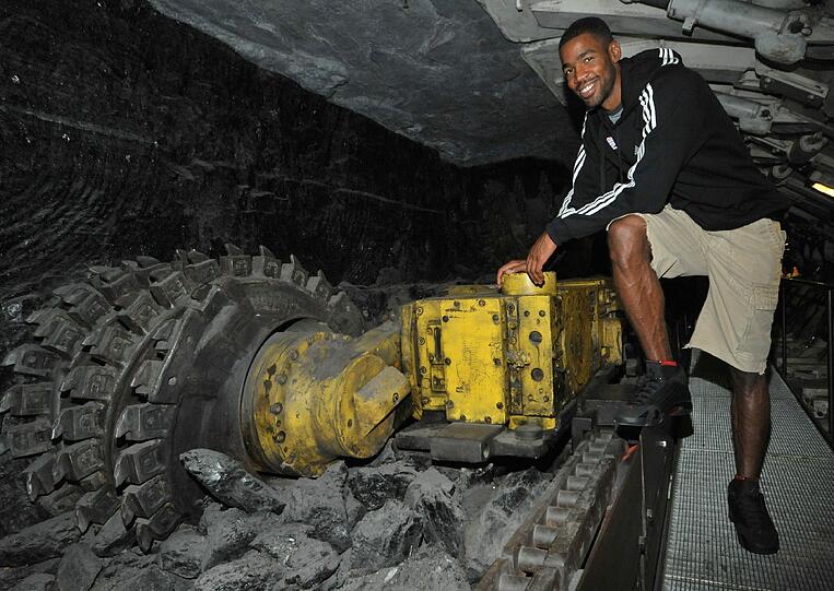 Brandon Thomas von den Basketballern des FC Bayern bei seinem ersten Besuch im deutschen Museum.