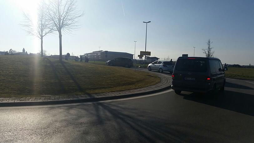 Wegen eines Alarms an einer Schule wurde in Holzkirchen Großalarm ausgelöst. Weit über hundert Einsatzkräfte von Polizei, Rettungsdienst und Feuerwehr waren vor Ort.