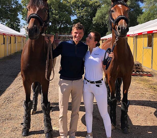 Thomas Müller genießt die Zeit mit Frau Lisa und den Pferden.