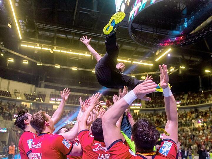 Trainer Machulla wird von seinen Spielern in die Höhe geworfen.