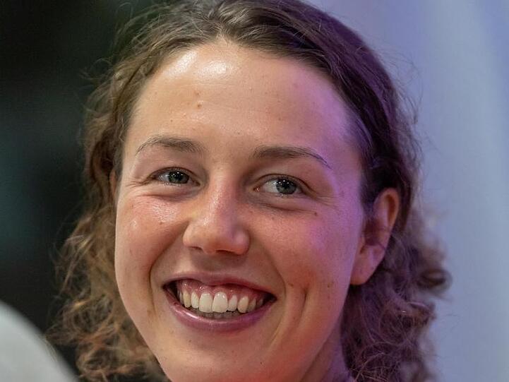 Laura Dahlmeier, Biathlon-Olympiasiegerin, spricht auf einer Pressekonferenz. Foto: Peter Kneffel/dpa