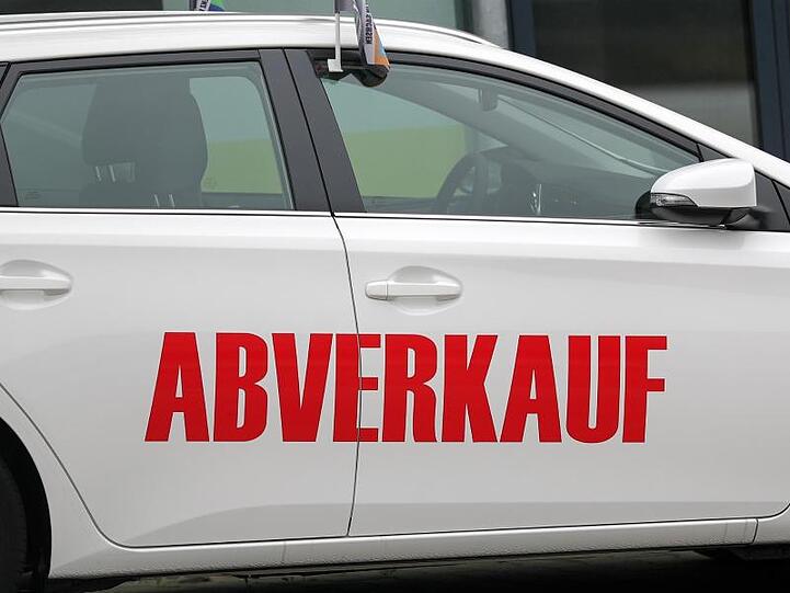 Der Schriftzug "Abverkauf" auf einem Toyota Auris Kombi: Anders als in den Vorjahren können deutsche Autokäufer vor der IAA in Frankfurt nicht auf besonders hohe Preisnachlässe hoffen.