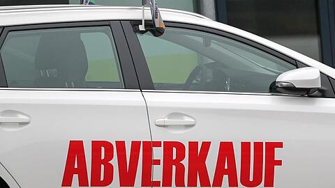Der Schriftzug "Abverkauf" auf einem Toyota Auris Kombi: Anders als in den Vorjahren können deutsche Autokäufer vor der IAA in Frankfurt nicht auf besonders hohe Preisnachlässe hoffen.