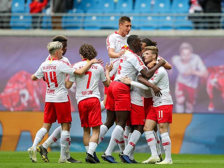 Leipzigs Spieler jubeln über das 1:0 durch Timo Werner (r).