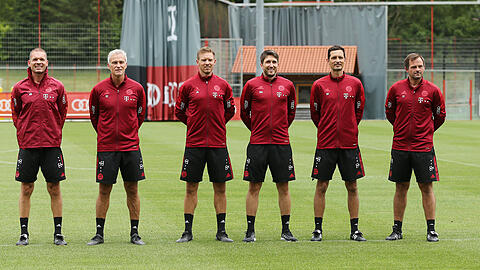 Das Trainerteam von Julian Nagelsmann: (v. l.) Prof. Dr. Holger Broich,Co-Trainer Xaver Zembrod, Chef-Trainer Julian Nagelsmann, Co-Trainer Benjamin Glück, Co-Trainer Dino Toppmöller und Torwart-Trainer Toni Tapalovic.