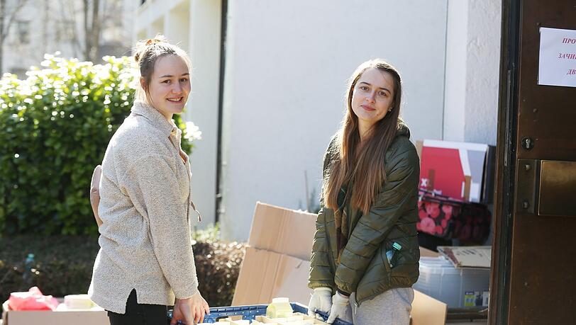 Oleksandra(30, r.) und ihre Freundin Franziska (29) packen in der Schönstraße an. Oleksandra(30, r.) und ihre Freundin Franziska (29) packen in der Schönstraße an.