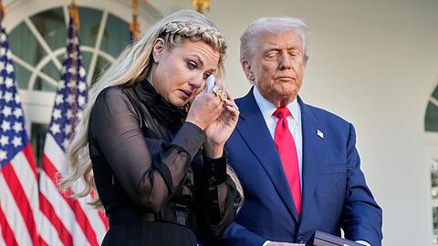 Erika Kirk nimmt die von Präsident Donald Trump posthum verliehene US-Freiheitsmedaille anstelle ihres getöteten Mannes Charlie Kirk entgegen.
