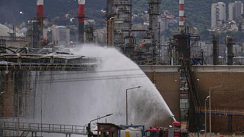 Eine Raffinerie im israelischen Haifa wurde Ziel eines iranischen Raketenangriffs.