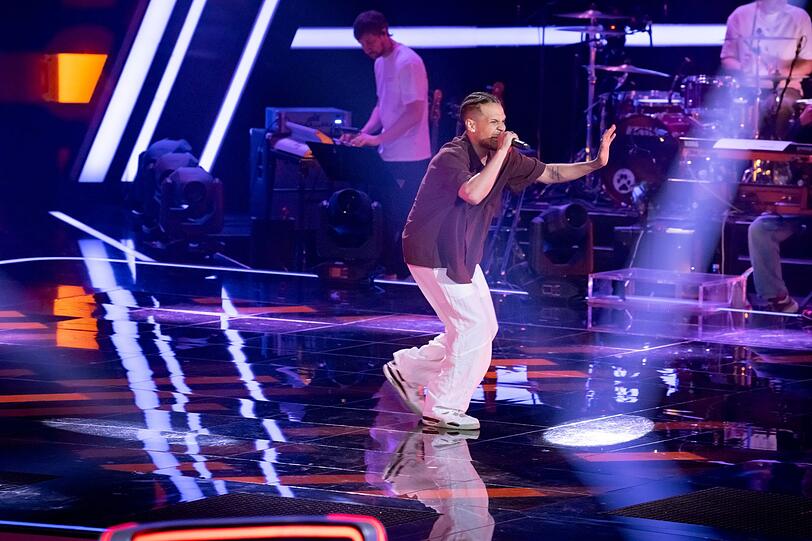 Darwin Sanchez Pereyra sang einen Titel von Bad Bunny und bekam einen Viererbuzzer. Darwin Sanchez Pereyra sang einen Titel von Bad Bunny und bekam einen Viererbuzzer.