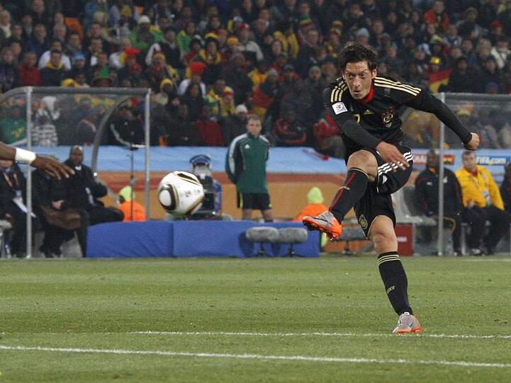 Mit diesem wuchtigen Schuss entschied Mesut Özil das Spiel