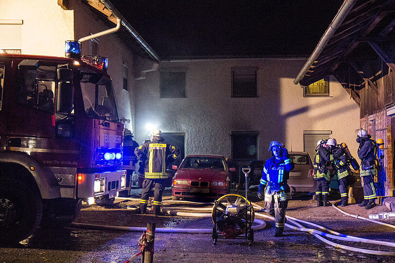 Feuer in einem Wohnhaus in Stein an der Traun: Eine Frau wurde bei dem Brand leicht verletzt. Ein Hund kam ums Leben. Die Bilder