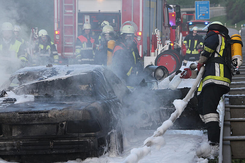 Schade um das schöne Auto: Auf der A94 bei Altötting stand ein Mercedes 500 SL in Flammen. Das Auto brannte vollständig aus. Die Fahrerin konnte sich glücklicherweise retten. Die Bilder von den Löscharbeiten