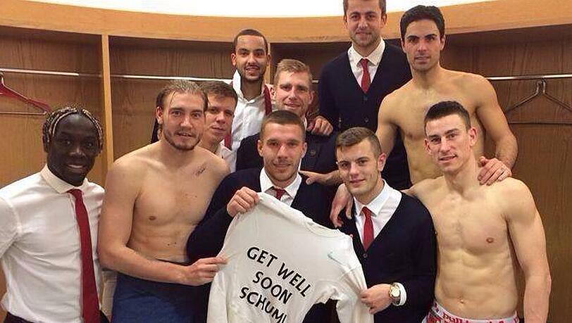 Lukas Podolski und seine Arsenal-Kollegen: In Gedanken bei Schumi Lukas Podolski und seine Arsenal-Kollegen: In Gedanken bei Schumi
