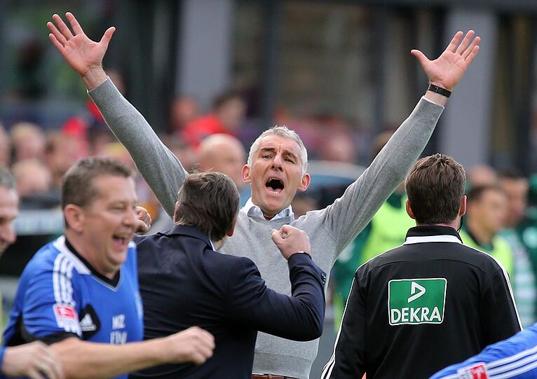 Hamburgs Trainer Mirko Slomka jubelt nach Spielschluss.