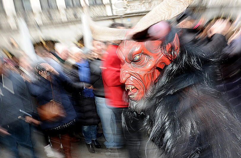 Traditioneller Münchner Krampuslauf durch die Fußgängerzone zum Marienplatz.