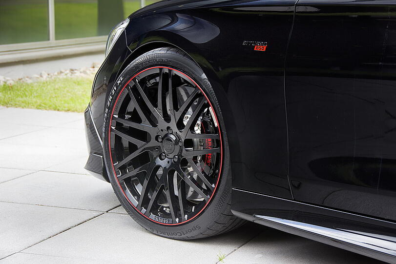 Auf Wunsch werden bis zu 22 Zoll große Räder mit Hochleistungsreifen am Brabus-Cabrio montiert.