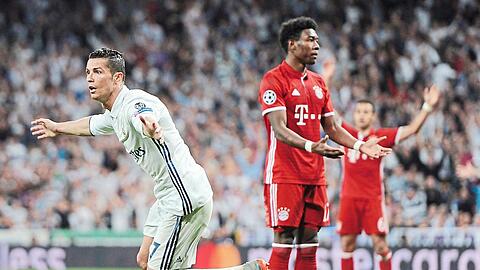 Schwarzer Tag in Bayerns Geschichte: Am 18. April 2017 scheiden die Bayern gegen Real aus (oben) - jetzt will die Mannschaft um Müller (3.v.r.) Revanche.