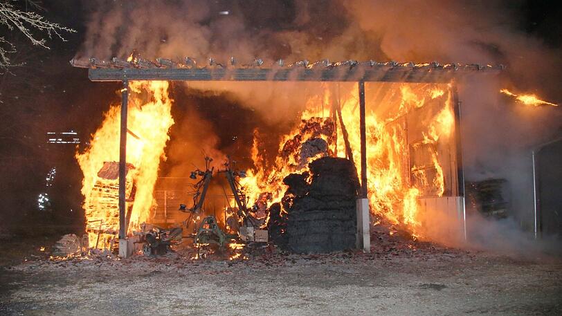 Beim Brand einer Lagehalle im Waldkraiburger Ortsteil Pürten kam es zu einem Sachschaden von 200.000 Euro. Mehrere Feuerwehren waren an den Löscharbeiten beteiligt.