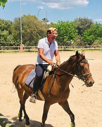 Dieter Bohlen genießt den Sommer bei einem Ritt auf Mallorca.