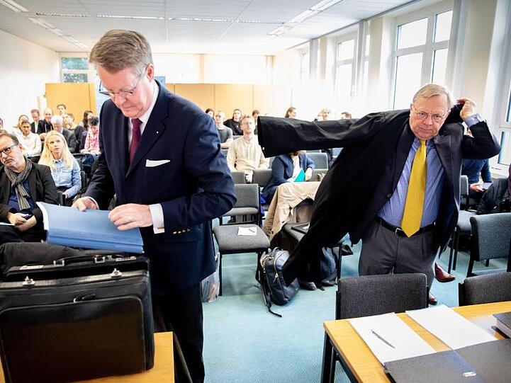 Die Rechtsanwälte Jan Hegemann (l), Vertreter des Bundeskanzleramtes, und Reiner Geulen, Vertreter von Satiriker Jan Böhmermann, nehmen ihre Plätze ein.