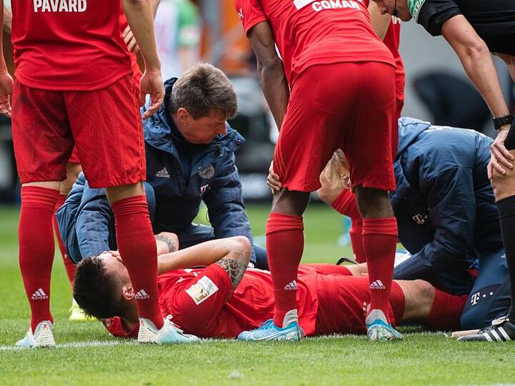 Niklas Süle vom FC Bayern München wird von den Teamärzten behandelt. Foto: Matthias Balk/dpa