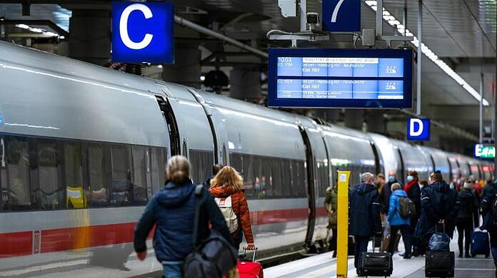 Fahrgäste steigen im Berliner Hauptbahnhof in einen ICE der Deutschen Bahn.