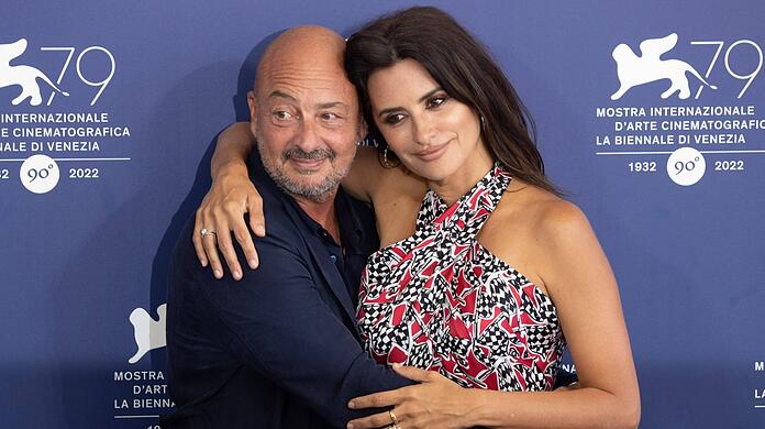 Voll ins Schwarze getroffen: Schauspielerin Penelope Cruz und Regisseur Emanuele Crialese beim Aufmarsch in Venedig.