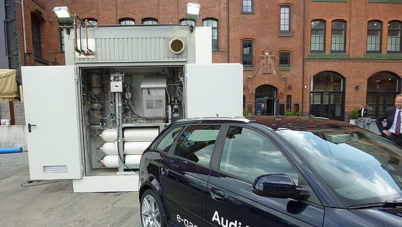 Im schlichten Container läuft schon die Mini-Anlage: Der Versuchs-A3 TNCG kann mit Gas betankt werden, das aus Öko-Strom hergestellt wird. Im schlichten Container läuft schon die Mini-Anlage: Der Versuchs-A3 TNCG kann mit Gas betankt werden, das aus Öko-Strom hergestellt wird.