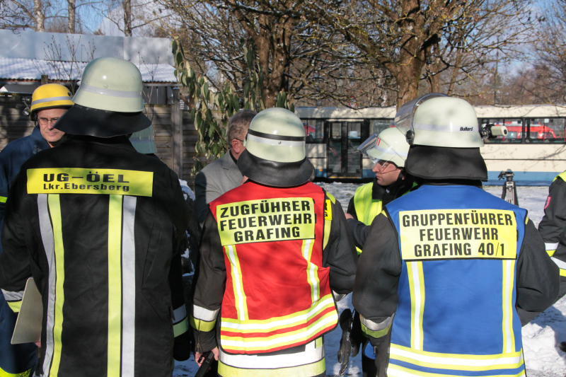 Aufruhr in Grafing: An einem Gymnasium gingen mehrere Bombendrohungen ein. Das Gebäude und die nähere Umgebung wurden am Montagvormittag evakuiert, Polizei und Feuerwehr suchten mit einem Spürhund nach einer möglichen Sprengstoffladung.