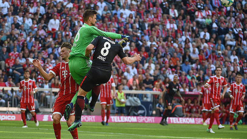 Sven Ulreich, Note 3:
Wurde von den Frankfurtern immer wieder früh angelaufen, weshalb seine Befreiungsschläge nicht immer den Mitspieler fanden. Ansonsten der gewohnt sichere Rückhalt. Verhinderte mit einer starken Fußabwehr kurz vor der Pause den Rückstand (42.).