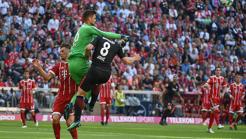 Sven Ulreich, Note 3:
Wurde von den Frankfurtern immer wieder früh angelaufen, weshalb seine Befreiungsschläge nicht immer den Mitspieler fanden. Ansonsten der gewohnt sichere Rückhalt. Verhinderte mit einer starken Fußabwehr kurz vor der Pause den Rückstand (42.). Sven Ulreich, Note 3:
Wurde von den Frankfurtern immer wieder früh angelaufen, weshalb seine Befreiungsschläge nicht immer den Mitspieler fanden. Ansonsten der gewohnt sichere Rückhalt. Verhinderte mit einer starken Fußabwehr kurz vor der Pause den Rückstand (42.).