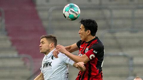 Augsburgs Alfred Finnbogason und Frankfurts Makoto Hasebe (l-r.) im Kopfballduell.