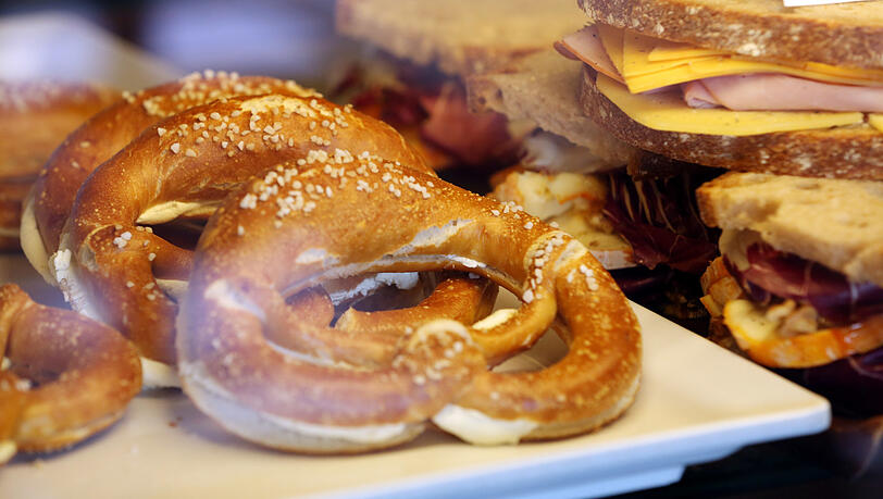 Die Brezn kommen frisch vom Bäcker, Sandwiches (auch mit Ziegenkäse und Feigensenf) gibt's ebenfalls. Die Brezn kommen frisch vom Bäcker, Sandwiches (auch mit Ziegenkäse und Feigensenf) gibt's ebenfalls.