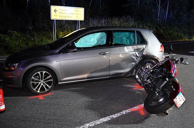 Bei einem Verkehrsunfall auf der B388  nahe Aich hat eine Autofahrerin einem Motorradfahrer die Vorfahrt genommen.