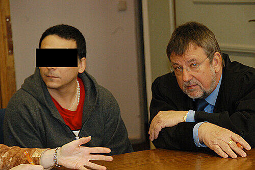 Geständnis vor gericht: der angeklagte Ingenieur Hector C. (40) mit seinem Verteidiger Gert Pieper-Sieben.
