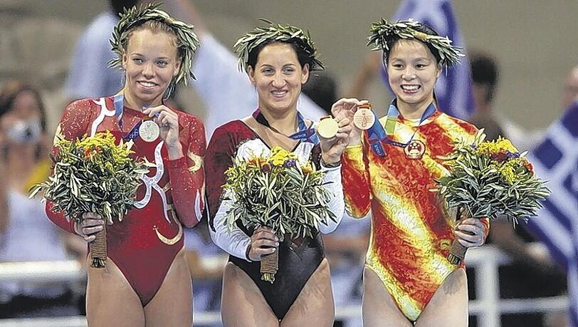 „Irgendwann werde ich sie auswendig lernen“: Dogonadze (Mitte) über die deutsche Hymne. Seit elf Jahren lebt sie in Deutschland, 2004 wurde sie Olympiasiegerin für ihre neue Heimat. „Irgendwann werde ich sie auswendig lernen“: Dogonadze (Mitte) über die deutsche Hymne. Seit elf Jahren lebt sie in Deutschland, 2004 wurde sie Olympiasiegerin für ihre neue Heimat.