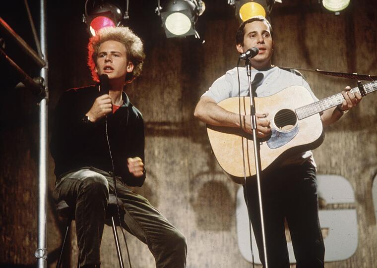 Als Folkpop-Duo Simon & Garfunkel wurden Art Garfunkel (links) und Paul Simon weltber&uuml;hmt. Klassiker wie "Bridge Over Troubled Water", "America" und "The Sound Of Silence" gehen auf das Konto der beiden.